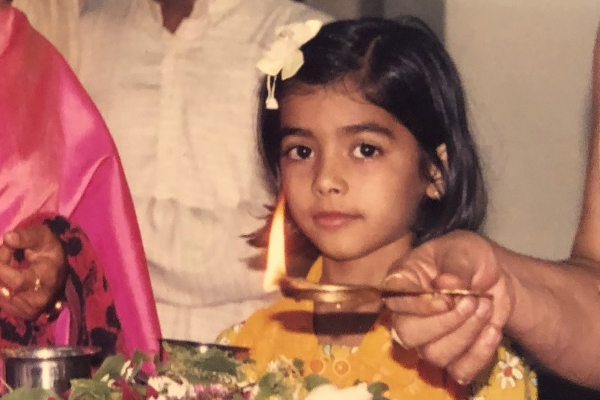 இந்த போட்டோவில் இருப்பது யார் தெரியுமா? தளபதி விஜய்க்கு ஜோடியாக நடித்த டாப் ஹீரோயின் தான் | Guess The Leading Actress In This Photo