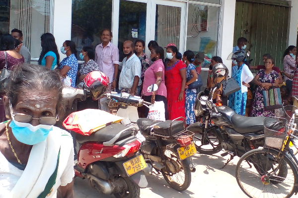 கொழுத்தும் வெயிலிலும் நீண்ட வரிசையில் காத்திருந்த மக்கள்(Photos) | People Waiting In Long Queues Goods At Low Prices