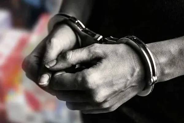 கட்டுநாயக்க விமான நிலையத்தில் சட்டவிரோத சிகரெட்டுகளுடன் சந்தேகநபர் கைது | Illegal Cigarettes Recovered At Katunayake Airport