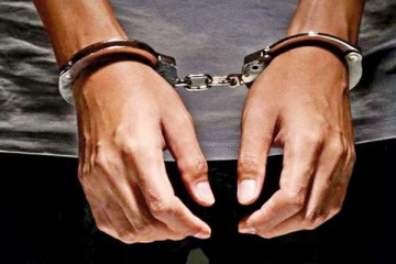 விமான நிலையத்தில் சிக்கிய பாதாள உலக குழு உறுப்பினர்