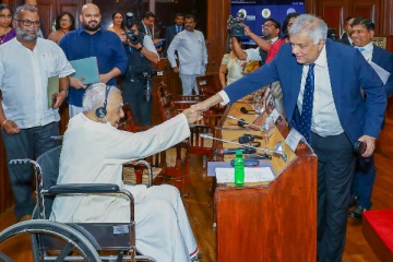 வடக்கு, கிழக்கு தமிழ் எம்.பிக்களுடன் ரணில் பேச்சு; வீல் சேரில் வந்த சம்பந்தர்