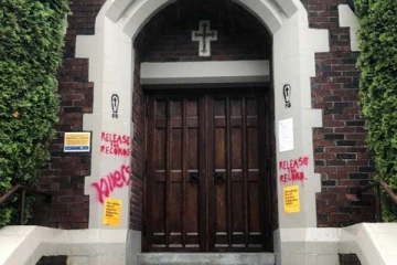 வான்கூவர் கத்தோலிக்க தேவாலய சுவரில் எழுதப்பட்ட வாசகத்தால் பரபரப்பு