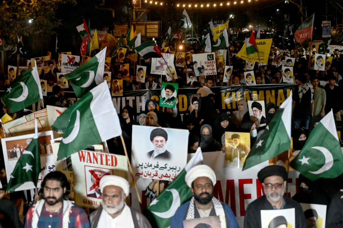 கொல்லப்பட்ட அலி கமேனி : அமெரிக்காவிற்கு எதிராக வெடித்த போராட்டம் | Protesters Besieged Us Embassies In Pakistan Iraq கொல்லப்பட்ட அலி கமேனி : அமெரிக்காவிற்கு எதிராக வெடித்த போராட்டம் | Protesters Besieged Us Embassies In Pakistan Iraq