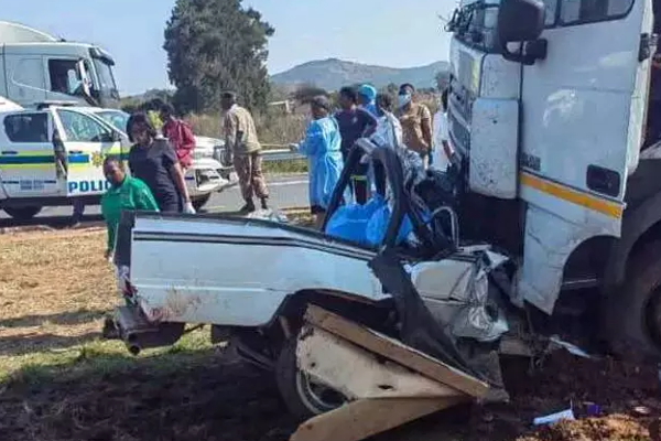 சுக்குநூறாய் நொறுங்கிய பள்ளி வேன் - 19 சிறுவர்கள் உட்பட 21 பேர் பலி! | 21 Killed In Van Accident In South Africa