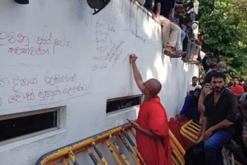 අරලිය ගහ මන්දිරේ තාප්ප වල රතු පැහැයෙන් ලියවුණු දේවල්. කව්රුත් නොකළ දෙයක් සිදුවෙයි.. (PHOTOS)