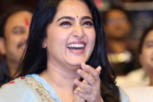பிரபல நடிகைக்கு இப்படியொரு நோயா? ரசிகர்கள் அதிர்ச்சி | Actress Anushka Shetty Laughter Disease