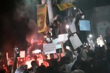 கொழும்பில் மணிக்கூடு கோபுரத்தில் ஏறி அரசாங்கத்திற்கு எதிராக ஆர்ப்பாட்டம்! (Video)