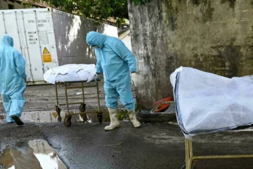 கொரோனவால் உயிரிழப்போரின் சடலங்கள் மேல் டயர்களை போட்டு எரிக்க முடிவு!