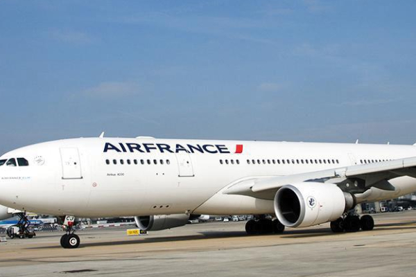 எரிந்த வாசனையால் அவசரமாக தரையிறக்கப்பட்ட Air France | Air France Flight Land Urgently Burning Smell