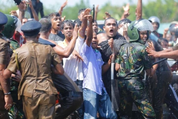 நாடாளுமன்ற நுழைவுப் பகுதியில் பதற்றம்