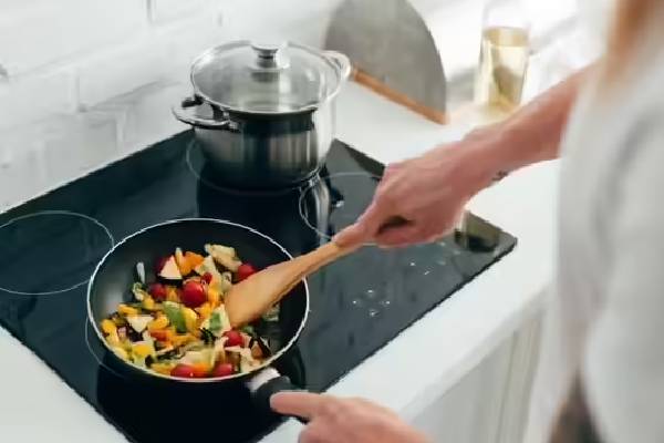Non Stick பாத்திரங்களால் நீரிழிவு நோய் வருமா? சமீபத்திய ஆய்வில் பகீர் தகவல் | How Does Pfas Cause Diabetes