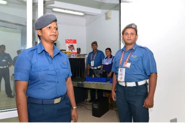 கட்டுநாயக்க விமான நிலையத்தில் வெளிநாட்டு பெண் உள்ளிட்ட இருவர் கைது