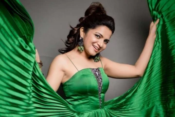 ஷர்ட் பட்டனை கழட்டிவிட்டு தொகுப்பாளினி டிடி கொடுத்த போஸ்.. மயங்கிப்போன ரசிகர்கள்