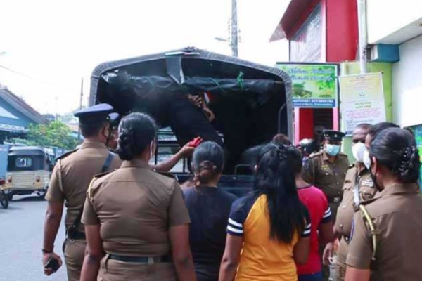மசாஜ் நிலையம் என்ற போர்வையில் விபசார விடுதி | Brothel Disguised As Massage Parlor Raided மசாஜ் நிலையம் என்ற போர்வையில் விபசார விடுதி | Brothel Disguised As Massage Parlor Raided
