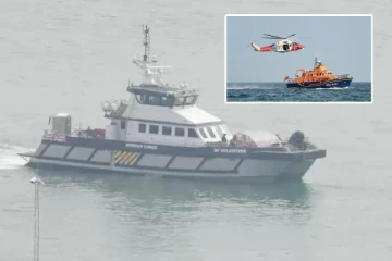 ஆங்கிலேய கால்வாயில் சிக்கிய புலம்பெயர்ந்தவர்கள்: காவல் படையினர் நடவடிக்கை