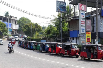 තෙල් හිඟය ගැන නිහඩව සිටි තෙල් පිර­වු­ම්හල් හිමියන් කට අරියි