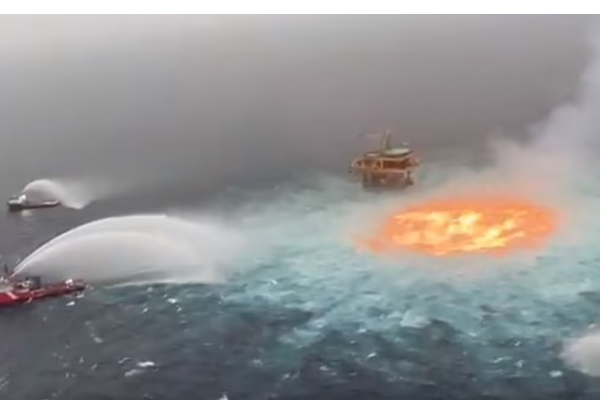 தீப்பற்றி எரியும் கடல்.. ஒரு ஆச்சரிய வீடியோ | Burning Sea On Fire An Amazing Video