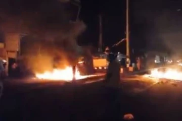 நடு வீதியில் தீ வைத்து ஆர்ப்பாட்டம்! - கண்டி-கொழும்பு வீதி முடக்கம் (Video)