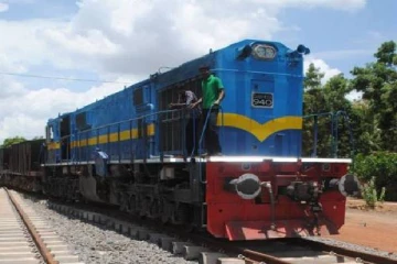 காரைப் பந்தாடிய புகையிரதம்!