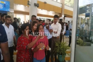 නැවතුම් පොළේදිත් නොනැවතී ධාවනය වූ බසය නිසා පහක් රෝහලේ(VIDEO).