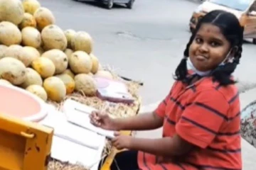 தெரு ஓரத்தில் பாட நோட்டுகளுடன் குட்டி தேவதை! ஏழையின் செயலால் வாடி போன பார்வையாளர்களின் முகம்...