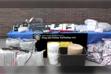 கனடாவில் ஒரு மில்லியன் பெறுமதியான மர்மபொருட்கள் மீட்பு!