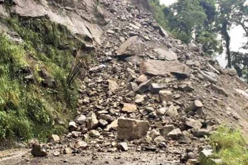 மண்மேடு சரிந்து வீழ்ந்ததில் மூவருக்கு நேர்ந்த கதி