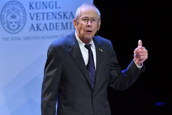 ஸ்டீபன் ஹாக்கிங் உடன் காணப்பட்ட இளம் பெண்கள்... நோபல் பரிசு பெற்ற விஞ்ஞானி விளக்கம் | Hawking Event Epstein Victims Joined