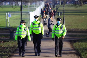 லண்டன் பார்க்கில்  பெண்ணுக்கு நேர்ந்த கொடுமை;   சீல் வைத்த பொலிசார்!