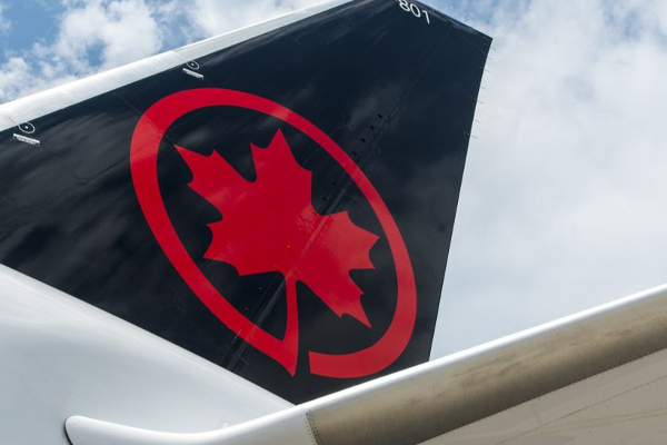 நடுவானில் விமானத்தின் கதவைத் திறக்க முயன்ற பயணி... | Passenger Trying To Open Exit Door On Air Canada