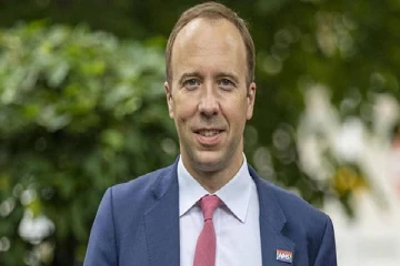 பெண் உதவியாளரை முத்தமிட்ட பிரித்தானிய சுகாதார மந்திரி ராஜினாமா!