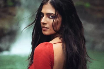 கொட்டும் அருவி.. உச்சக்கட்ட கிளாமில் நடிகை மாளவிகா மோகனன் புகைப்படங்கள்..