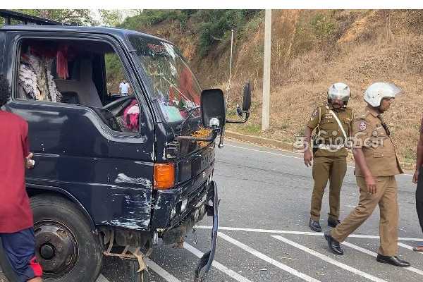 நானுஓயாவில் பாடசாலை மாணவர்களை ஏற்றிச்சென்ற வானுடன் லொறி மோதி விபத்து! | Lorry Collides Van Carrying School Nanu Oya