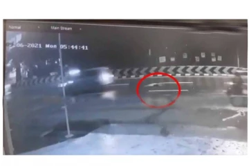 கோவை அருகே ஓடும் காரிலிருந்து தூக்கிவீசப்பட்ட பெண் - அதிர வைத்த சிசிடிவி காட்சி!