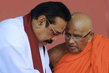 தெற்கின் வீர சிங்களவர் என்ற வகையில் நாட்டை காப்பாற்ற உடன் முன்னுக்கு வாருங்கள் - மஹிந்தவிற்கு பகிரங்க அழைப்பு விடுத்த தேரர்