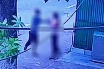 இளைஞன் ஒருவரை நிர்வாணப்படுத்தி தாக்கிய தம்பதி!