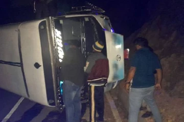 நானுஓயாவில் இரவு இடம்பெற்ற பயங்கர விபத்து: 8 பயணிகள் வைத்தியசாலையில்!