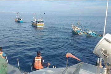 சர்வதேச கடற்பரப்பில் விபத்து ; இலங்கை கடற்றொழிலாளர்கள் பத்திரமாக மீட்பு