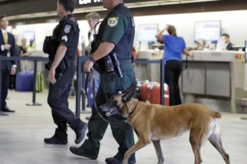 பையில் வெடிகுண்டு  இருப்பதாக கூறிய கனேடியரால்  விமான நிலையத்தில் பரபரப்பு!