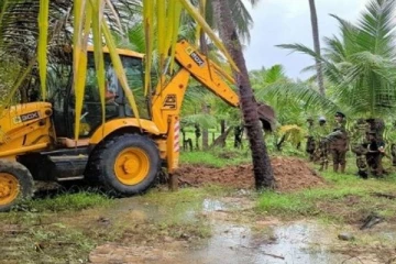 முல்லைத்தீவில் வீட்டு காணி ஒன்றில் புலிகளின் பொருட்களை தேடும் பொலிஸார்!