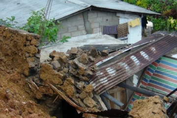 பாரிய மண்திட்டு சரிந்தத்தில் 3 பேருக்கு நேர்ந்த கதி