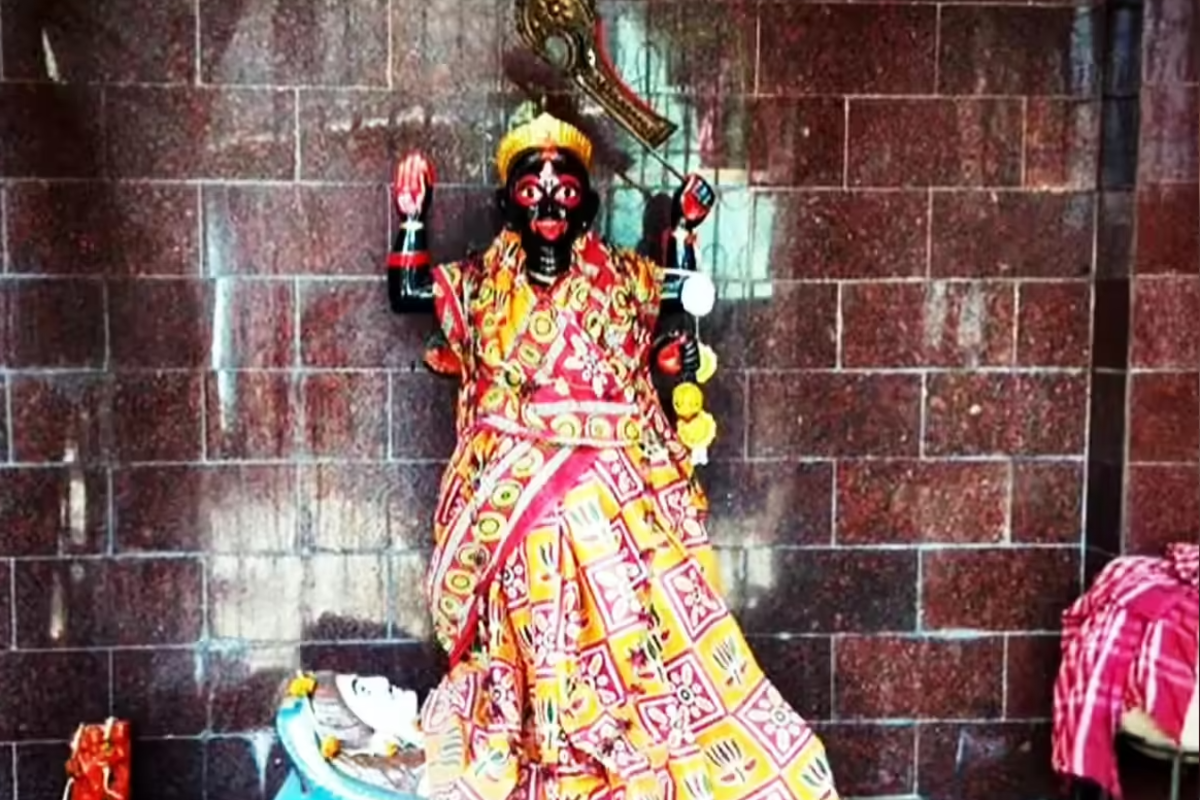 பிரசாதமாக நூடுல்ஸ் ஃபிரைட் ரைஸ் கொடுக்கும் வினோத காளி கோவில் எங்கு தெரியுமா ? | Noodles Prasad In Kolkata Chinese Kali Temple பிரசாதமாக நூடுல்ஸ் ஃபிரைட் ரைஸ் கொடுக்கும் வினோத காளி கோவில் எங்கு தெரியுமா ? | Noodles Prasad In Kolkata Chinese Kali Temple