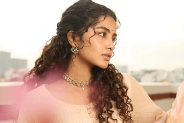 நடிகை அனுபமா பரமேஸ்வரன் அழகிய உடையில் கியூட் போட்டோஷூட்