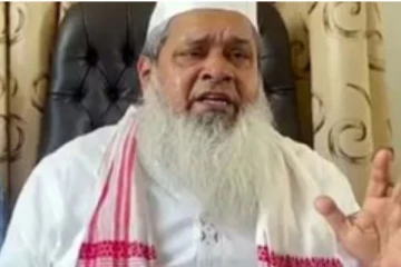 மக்களின் தண்ணீர் பாட்டில்களில் எச்சிலை துப்பிய எம்.பி. பத்ருதீன் அஜ்மல் - வீடியோ வைரல்!