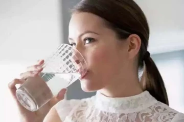 தண்ணீர் குடிக்கும் போது இந்த தவறை செய்யாதீங்க! பாரிய பக்கவிளைவு ஏற்படும்