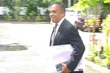 හිටපු අමාත්‍ය චන්දිම වීරක්කොඩි අල්ලස් කොමිසමෙන් පිටව යයි
