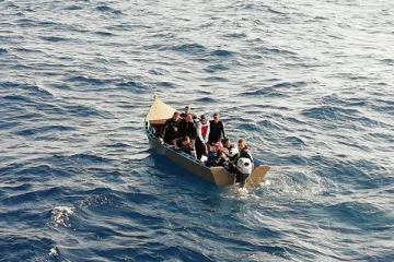 பிரான்சில் இருந்து பிரித்தானியா நோக்கி பயணித்த 56 அகதிகள் மீட்பு!