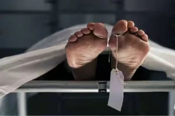 மகளின் சடலத்துடன் இருந்த பெற்றோர்! துர்நாற்றத்தால் கிடைத்த அதிர்ச்சி