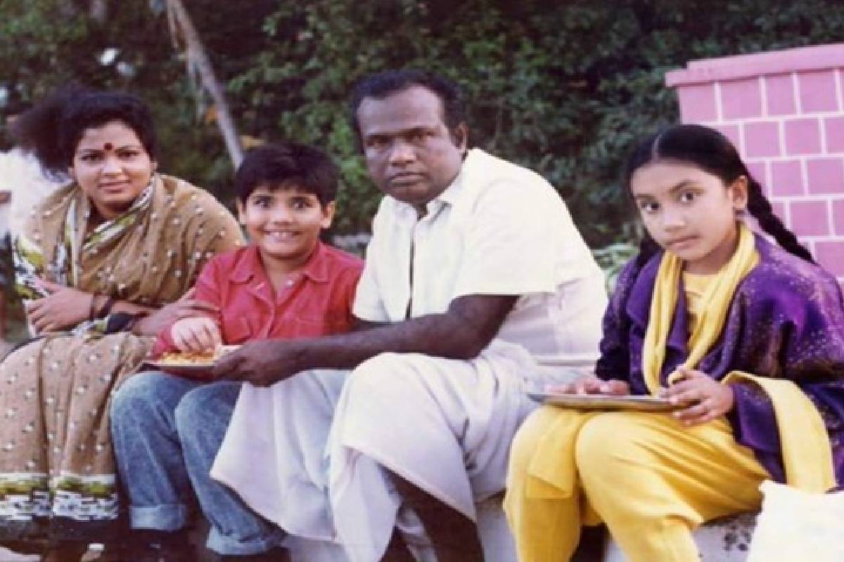 ஒவுங்கா மாறு..இல்லன்னா தூங்கும்போது வெட்டிவேன்!! சத்யராஜ் மகளை மிரட்டிய கவுண்டமணி.. | Goundamani S Fun Side Revealed Sathyaraj Daughter