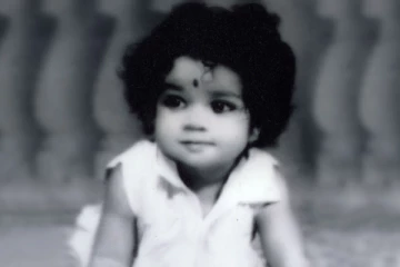 குழந்தையாக இந்த புகைப்படத்தில் இருக்கும் நடிகர் யார் தெரியுமா.. இப்பொது பெரும் சர்ச்சையில் சிக்கியுள்ளார்